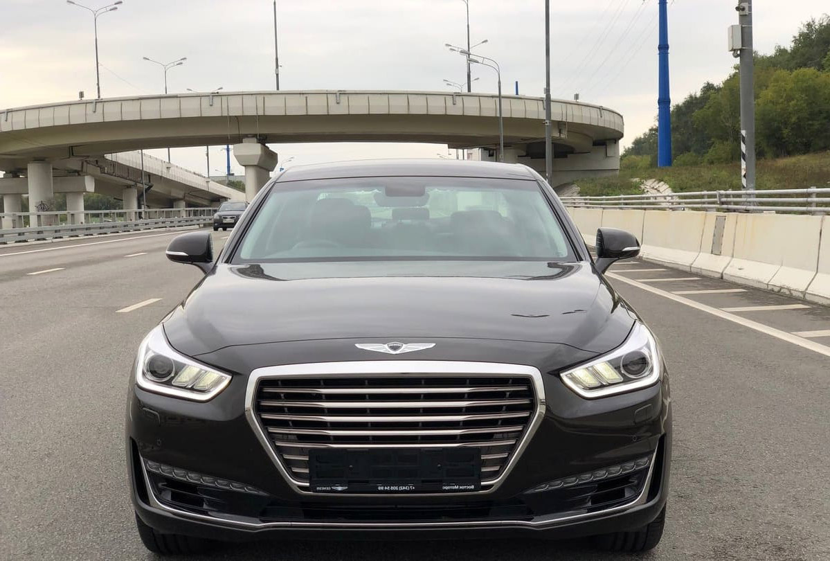 Генезис автомобиль отзывы. Genesis g90 темно серый. Genesis Москва. Машина Генезис коричневая. Седан представительский Генезис.